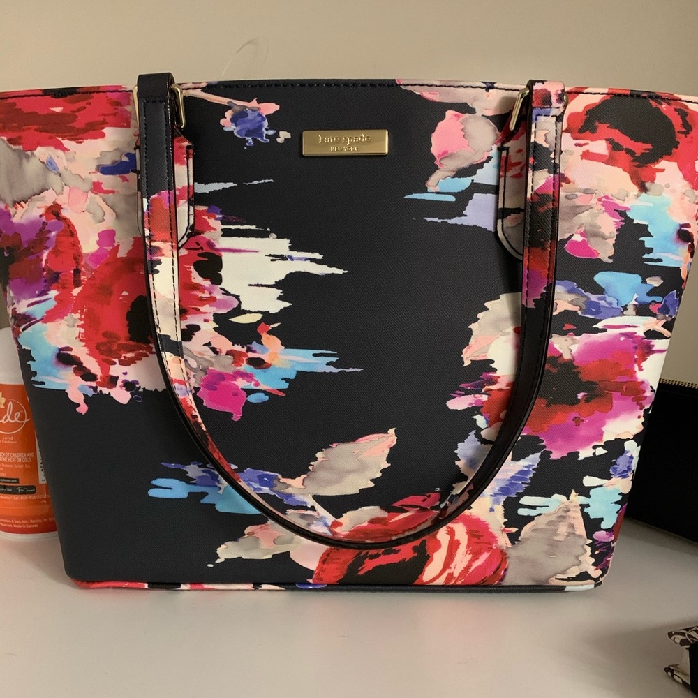 Perfect Holiday Gift. NWT Kate Spade Tote Purse make offers
